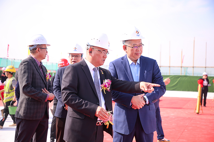 乘勢而上，喜封金頂｜東莞先進(jìn)技術(shù)產(chǎn)業(yè)創(chuàng)新中心封頂儀式圓滿舉行！