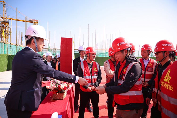 乘勢而上，喜封金頂｜東莞先進(jìn)技術(shù)產(chǎn)業(yè)創(chuàng)新中心封頂儀式圓滿舉行！